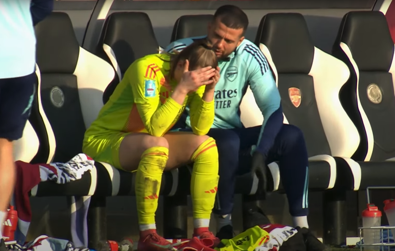 Eigen doelpunt Daphne van Domselaar kickt Arsenal uit FA Cup!
