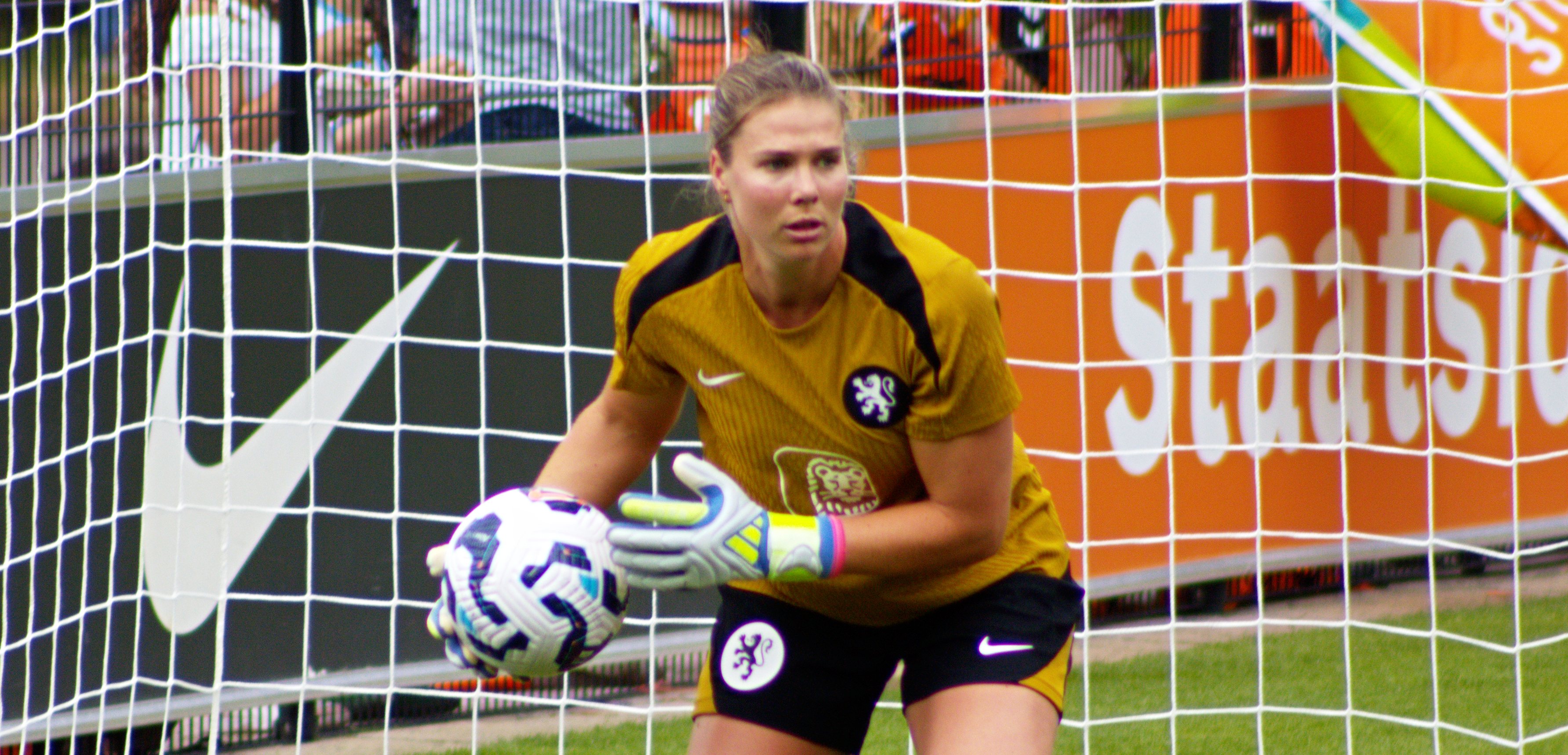 Veurink neemt geen rigoreuze besluiten bij OranjeVrouwen en laat Lize Kop staan.