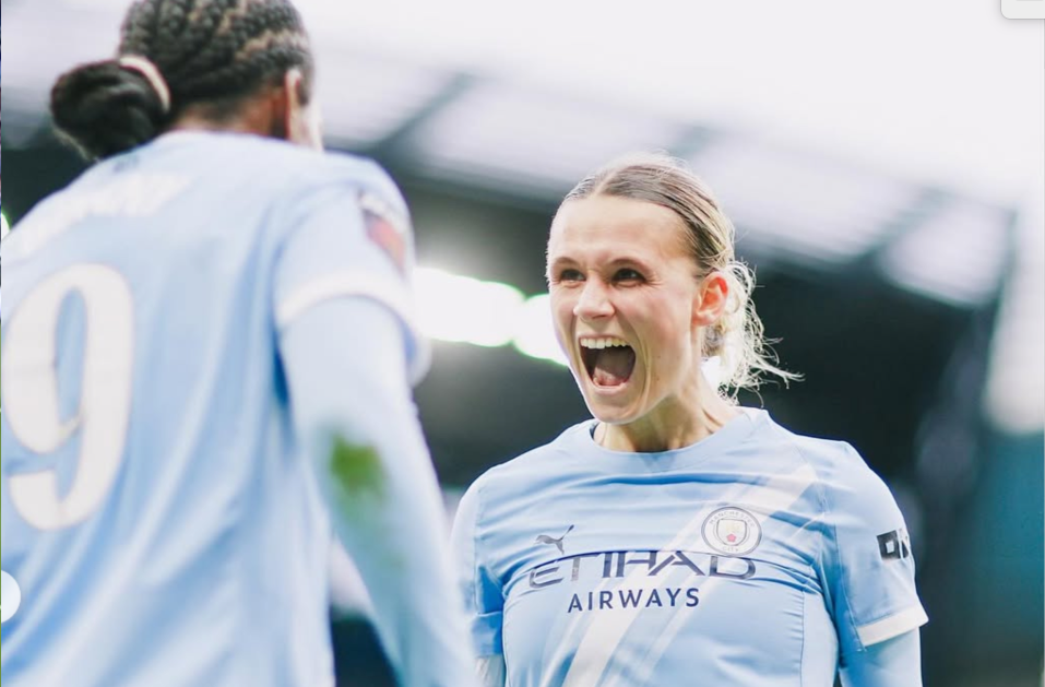 Kerstin Casparij wint met Manchester City van Aston Villa.