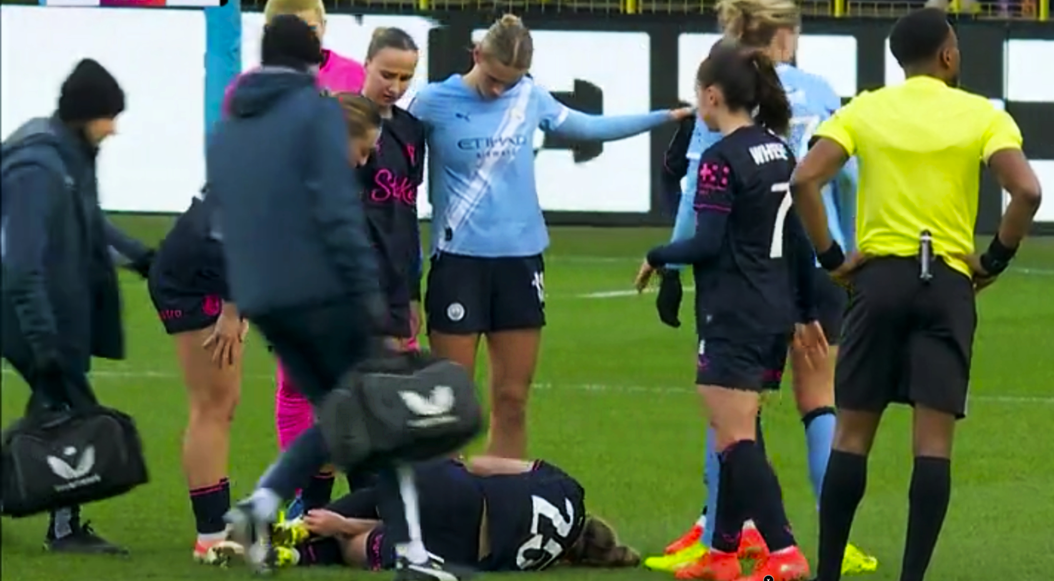 Katja Snoeijs met de brancard geblesseerd van het veld!