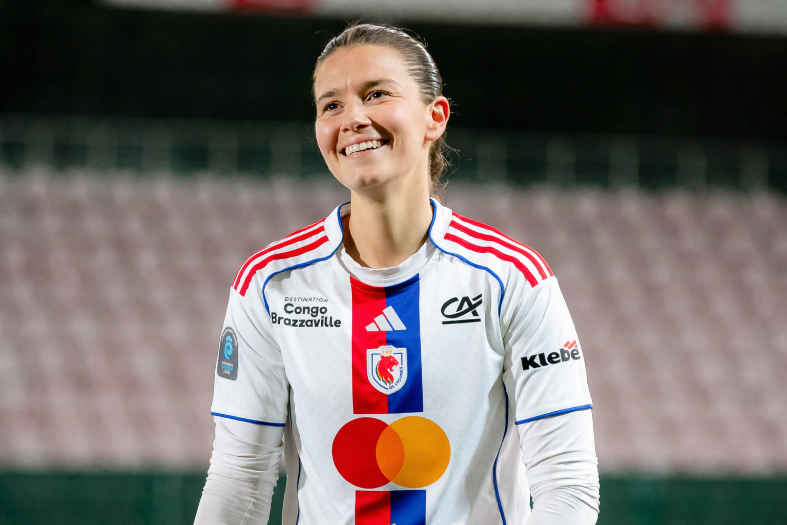 Damaris Egurrola en Sterren Enclave naar finale na overtuigende zege