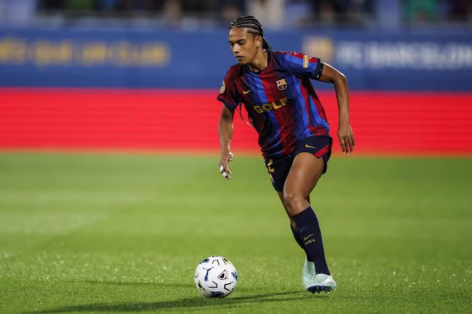 Esmee Brugts breekt voor FC Barcelona het Granada slot open met ‘spitsen doelpunt’
